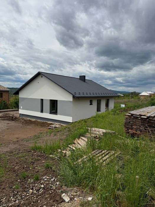 Продається новий будинок біля лісу