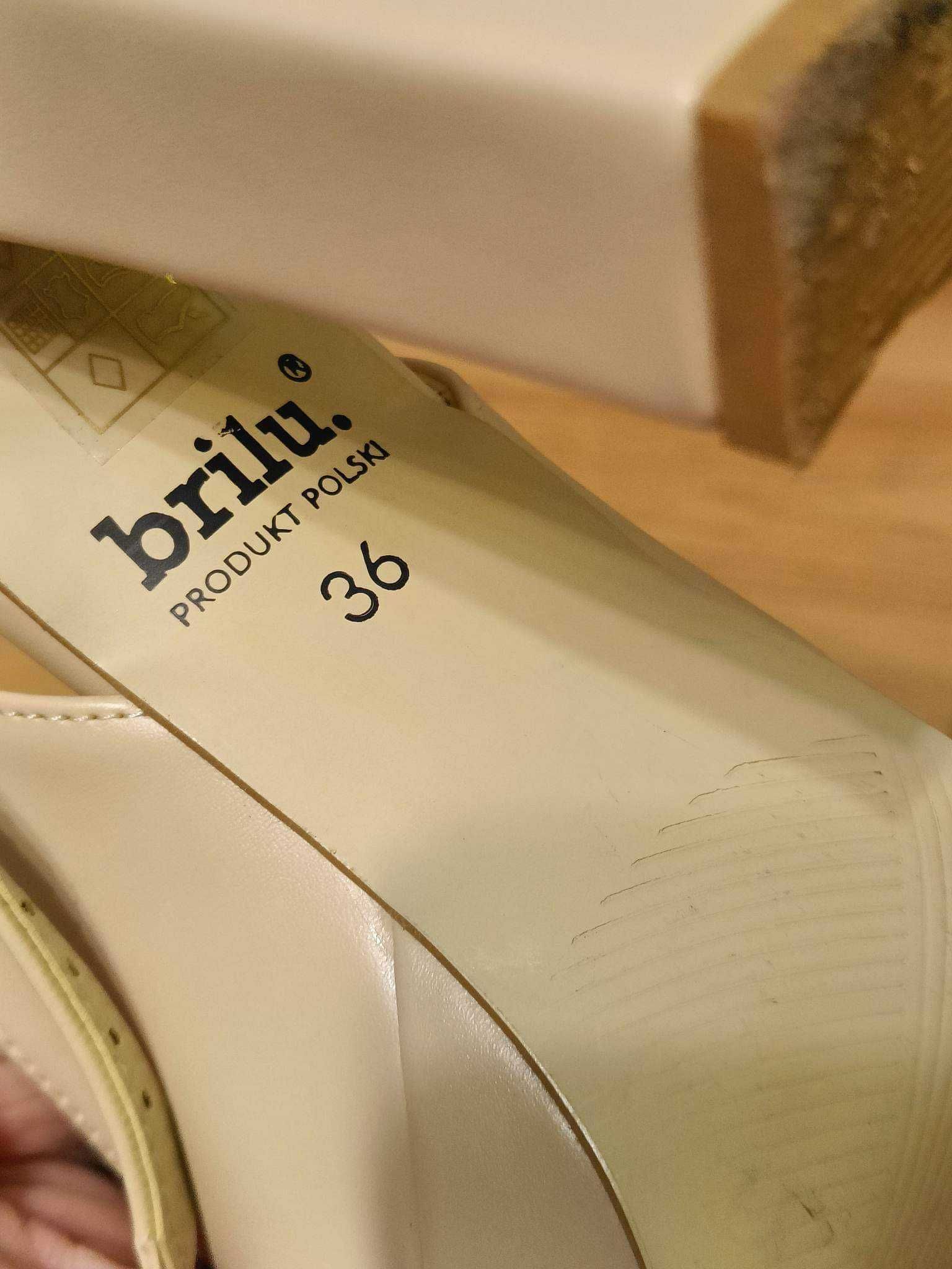 Piękne buty brilu na słupku