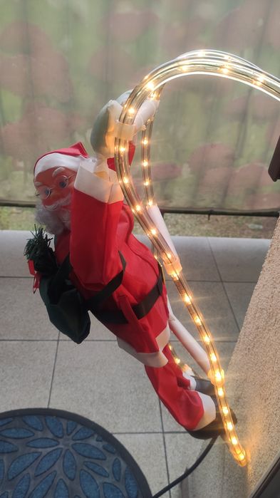 Mikołaj ozdoba świąteczna na świecącej drabinie led