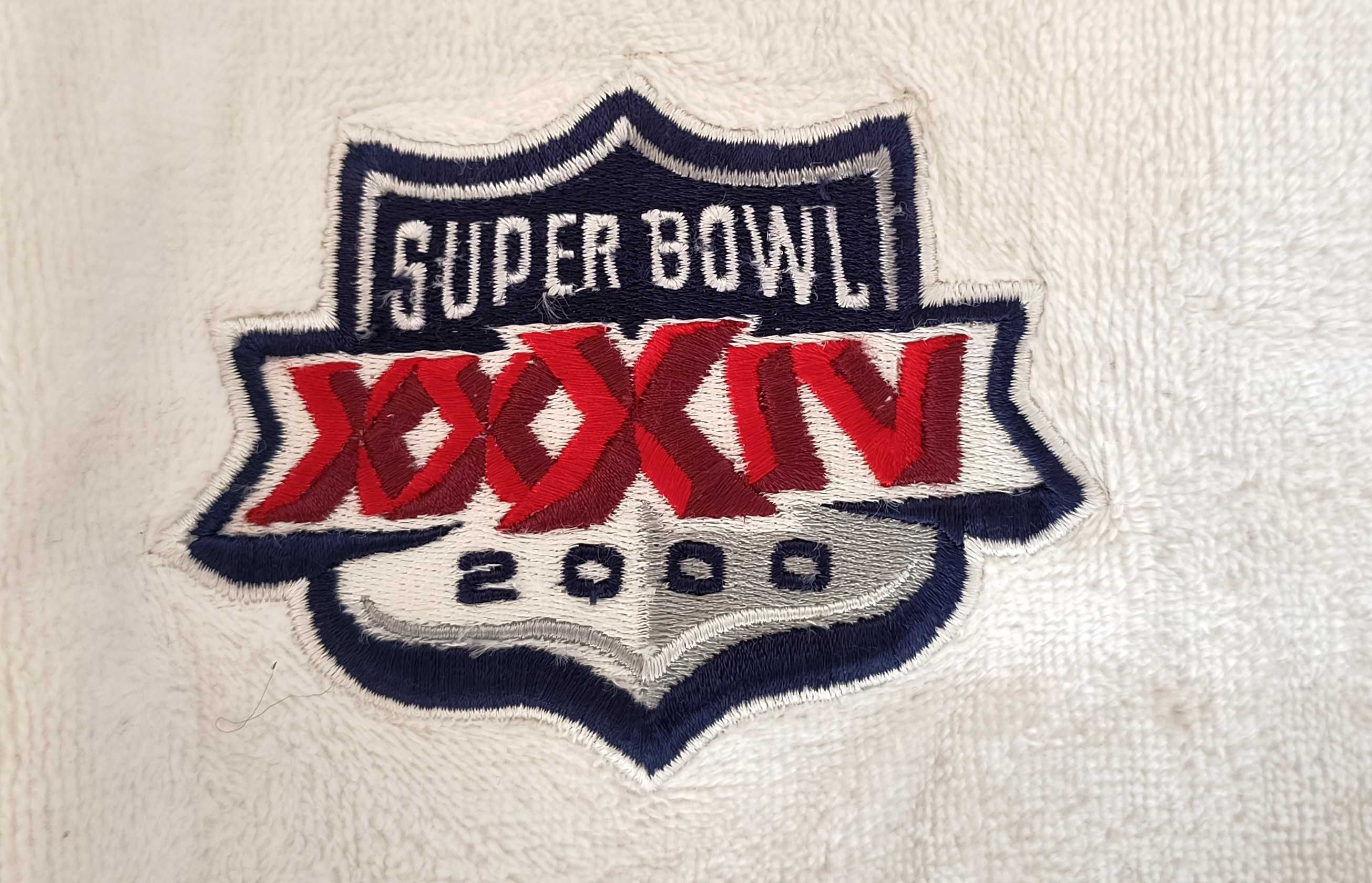 Super Bowl z 2000r. biały szlafrok.