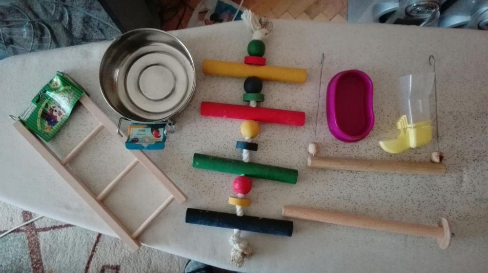 Игрушки и аксессуары для средних и крупных попугаев. Одним лотом.