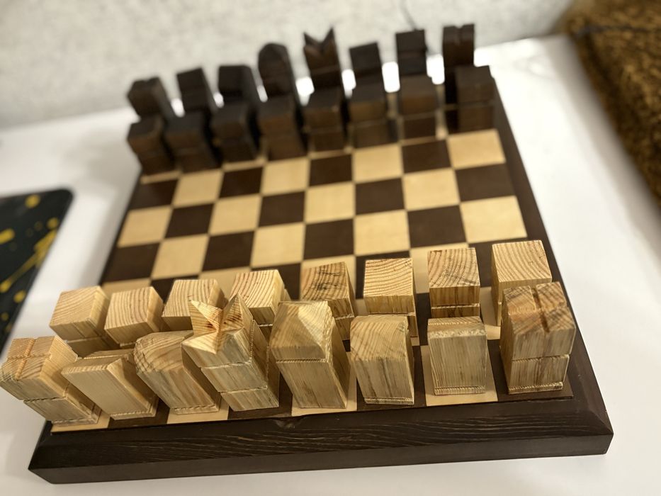 Продам дизайнерські шахмати ручноі роботи