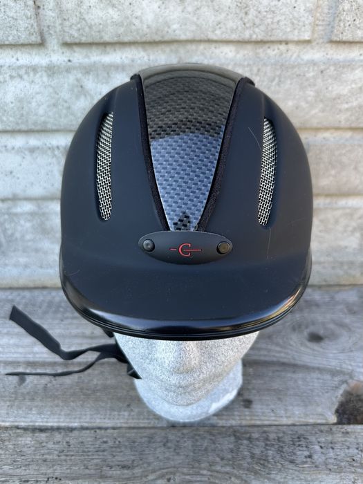 Czarny kask, toczek do jazdy konnej Covalliero Carbonic, rozmiar S/M