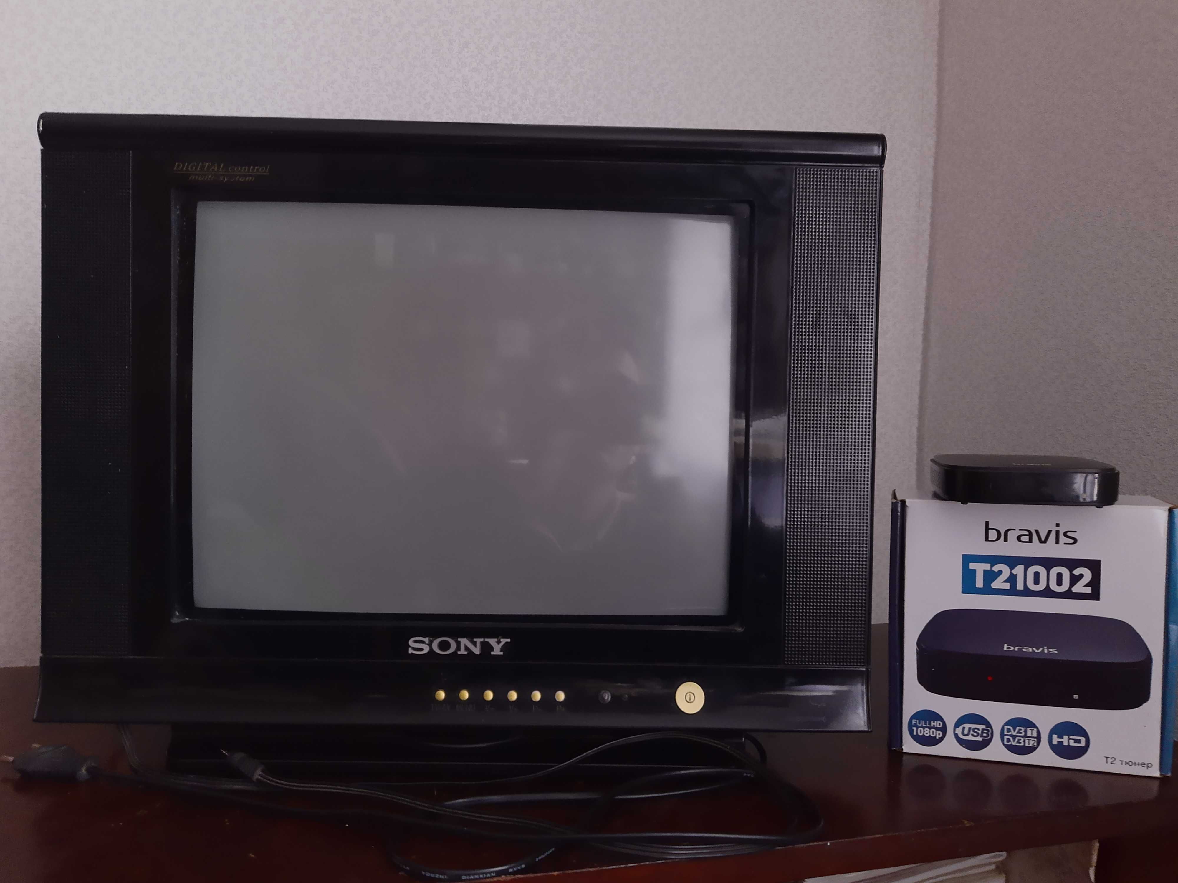 Телевізор Sony разом з тюнером bravis