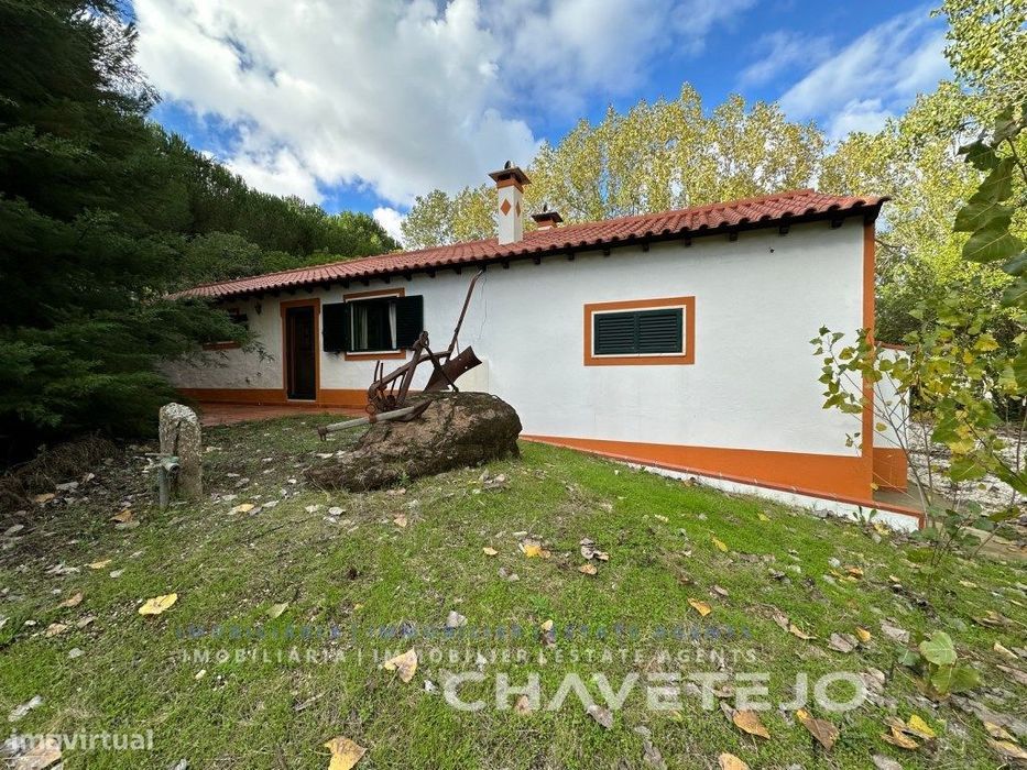 Moradia V2 com garagem e terreno com 16.815 m2 perto da Albufeira d...