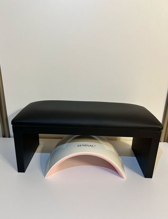 Podpórka do manicure paznokci pod dłoń.  Czarna gładka