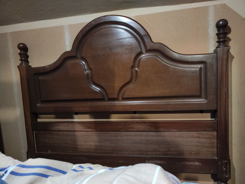 Duas Camas de corpo e meio uma com estrado de ripas e outra não.