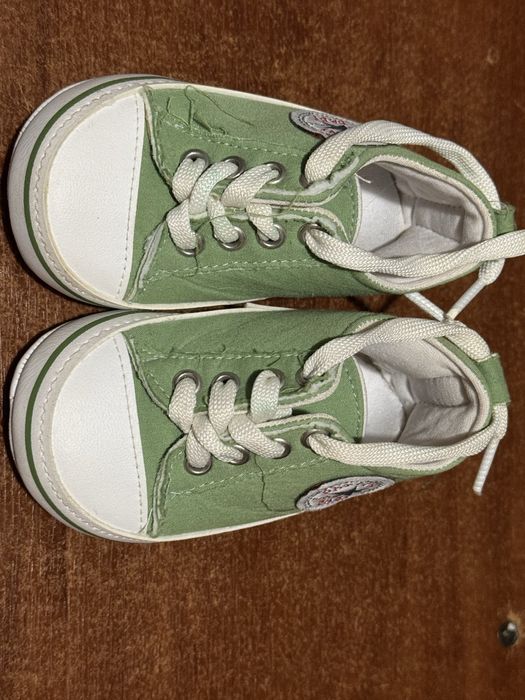 Пінетки, кеди.