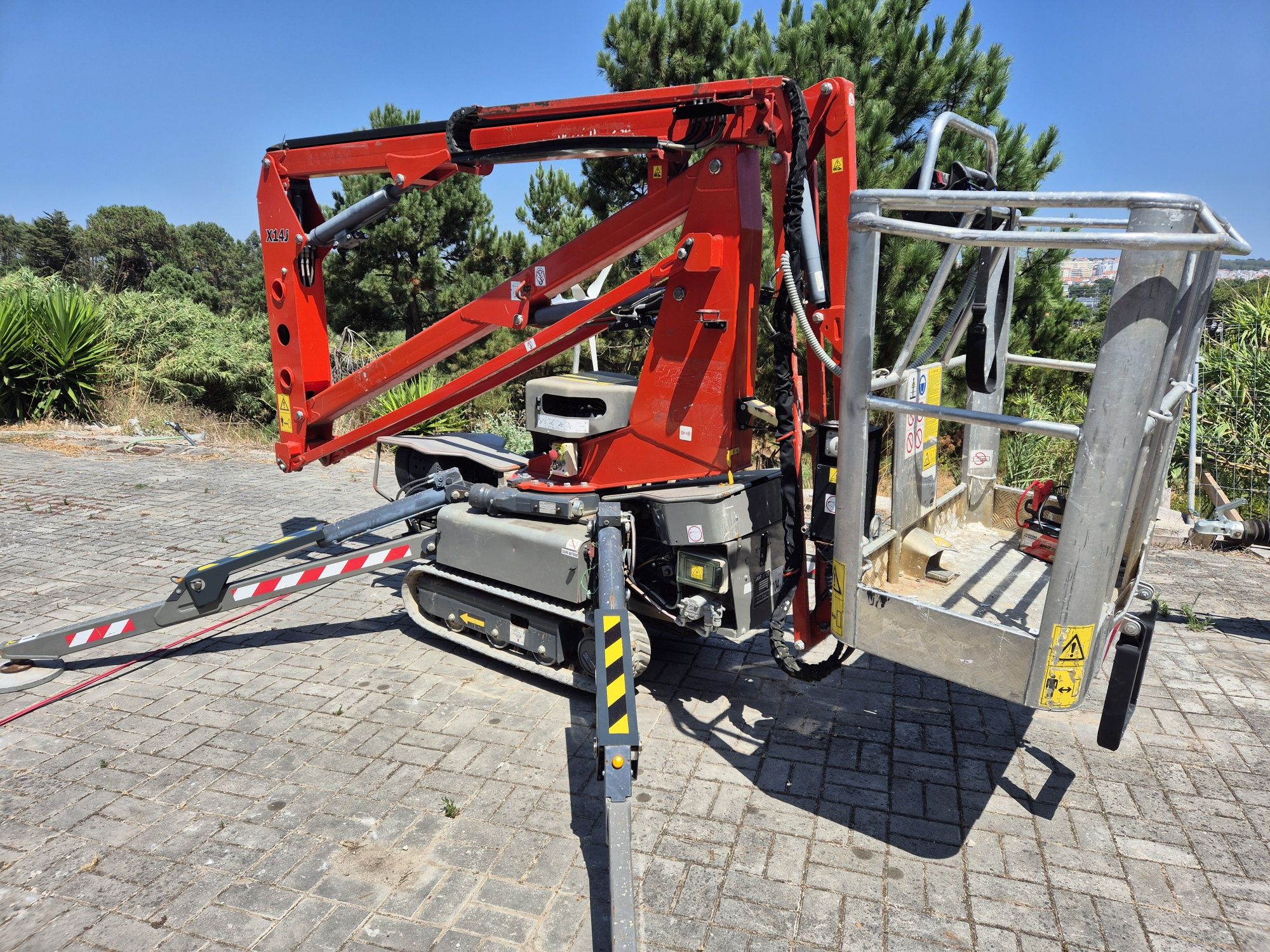 Plataforma elevatória jlg X14J