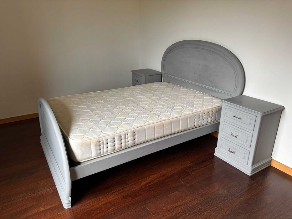 Cama com colchão, cómoda e duas mesas de cabeceira