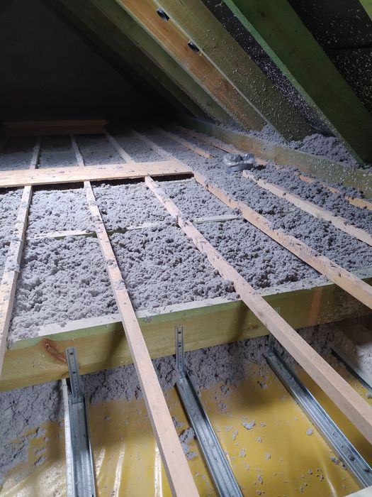 Ocieplanie, docieplanie celulozą, wełną celulozową metodą wdmuchiwania