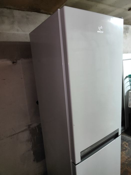 Холодильник Indesit двокамерний свіжа модель