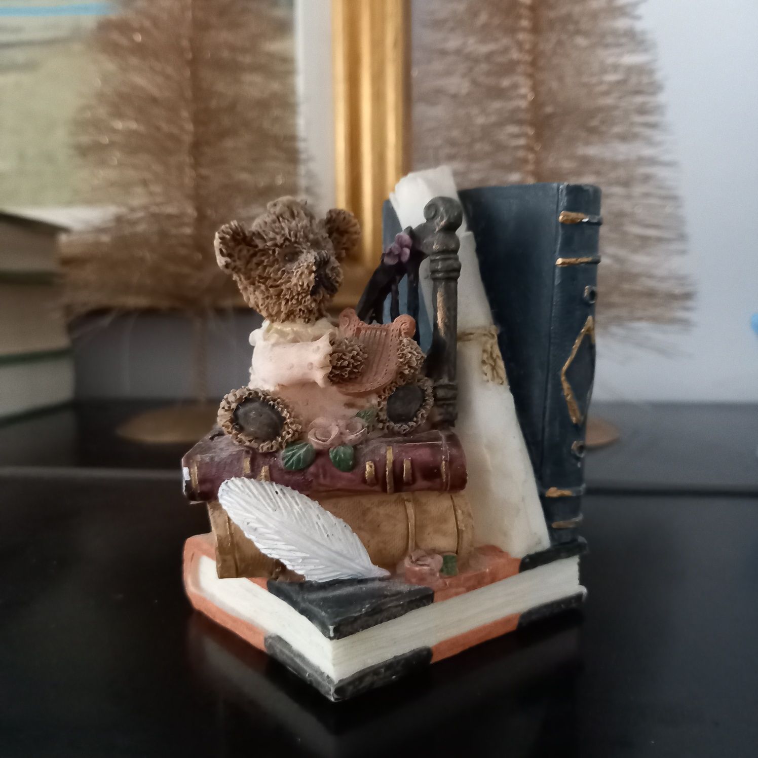 Śliczna figurka miś książki harfa Teddy Bear bibeloty 9 cm