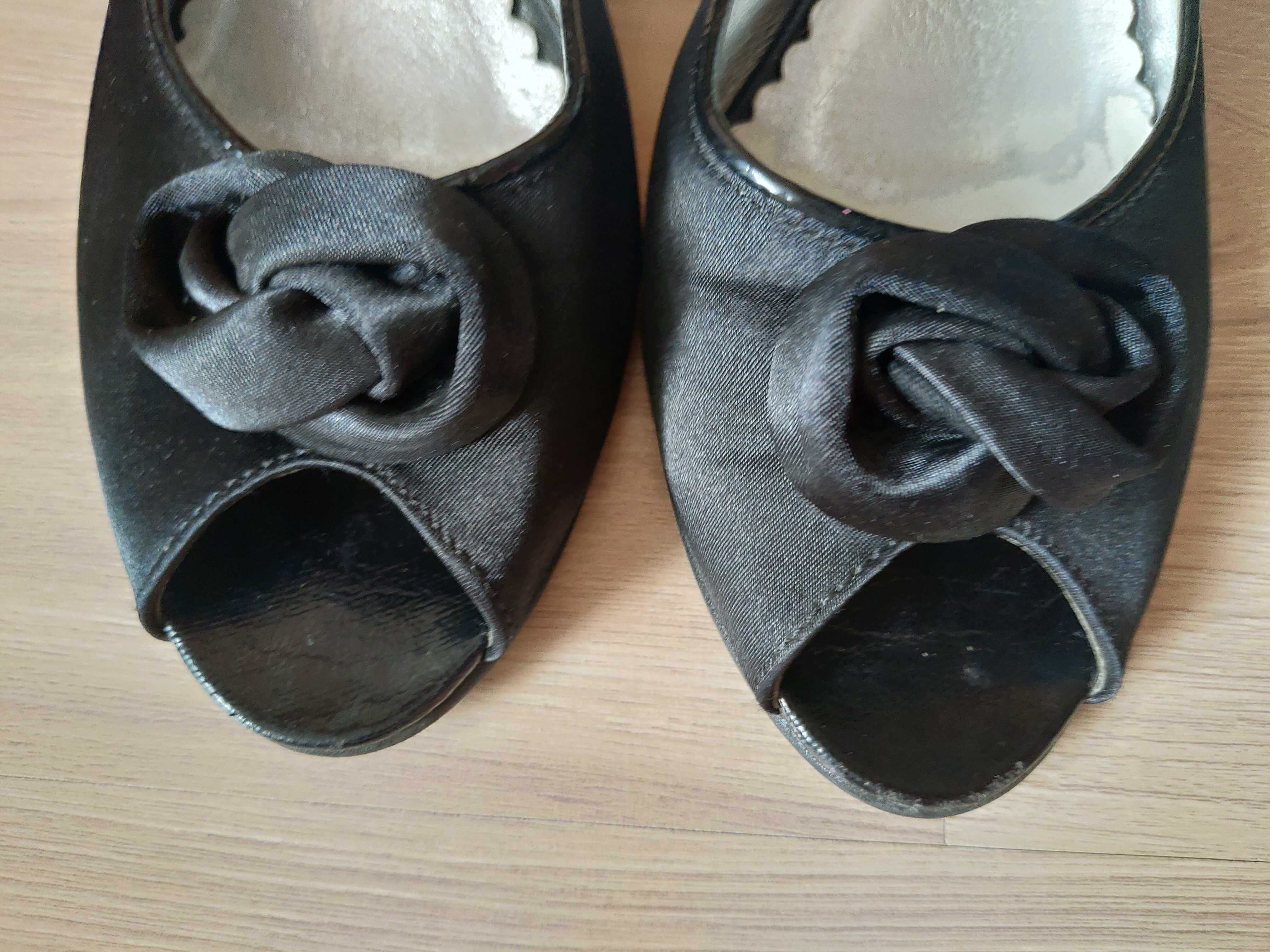 Czarne sandały na obcasie
