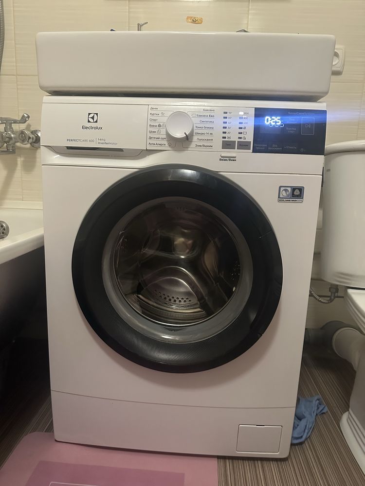 Пральна машина стиральная машинка вузька Electrolux PerfectCare 600