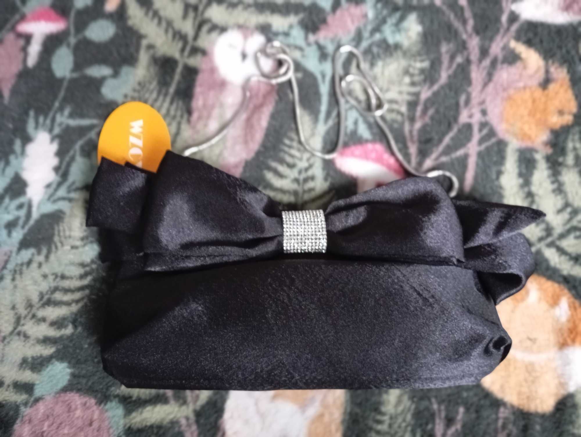 Elegancka torebka kopertówka na cienkim łańcuszku