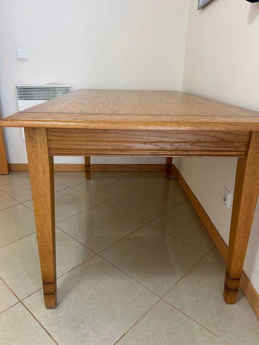 Mesa de madeira para sala ou cozinha