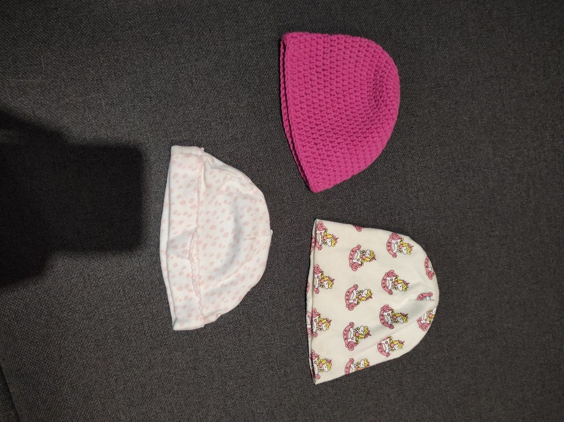 Шапочки, шкарпетки, повязки для дівчинки