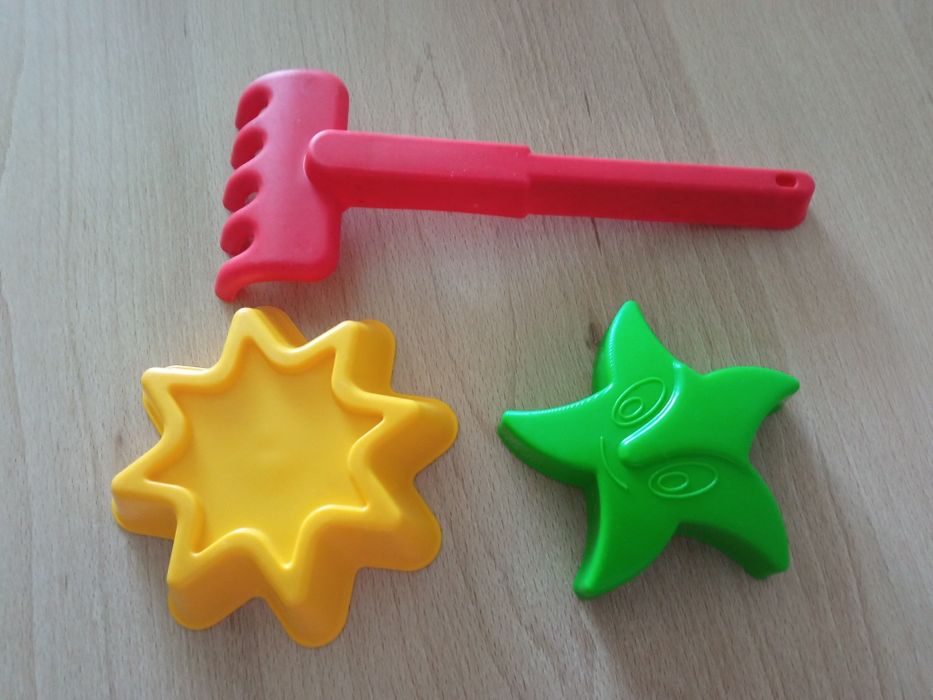 Wiaderko plus grabki, foremki.