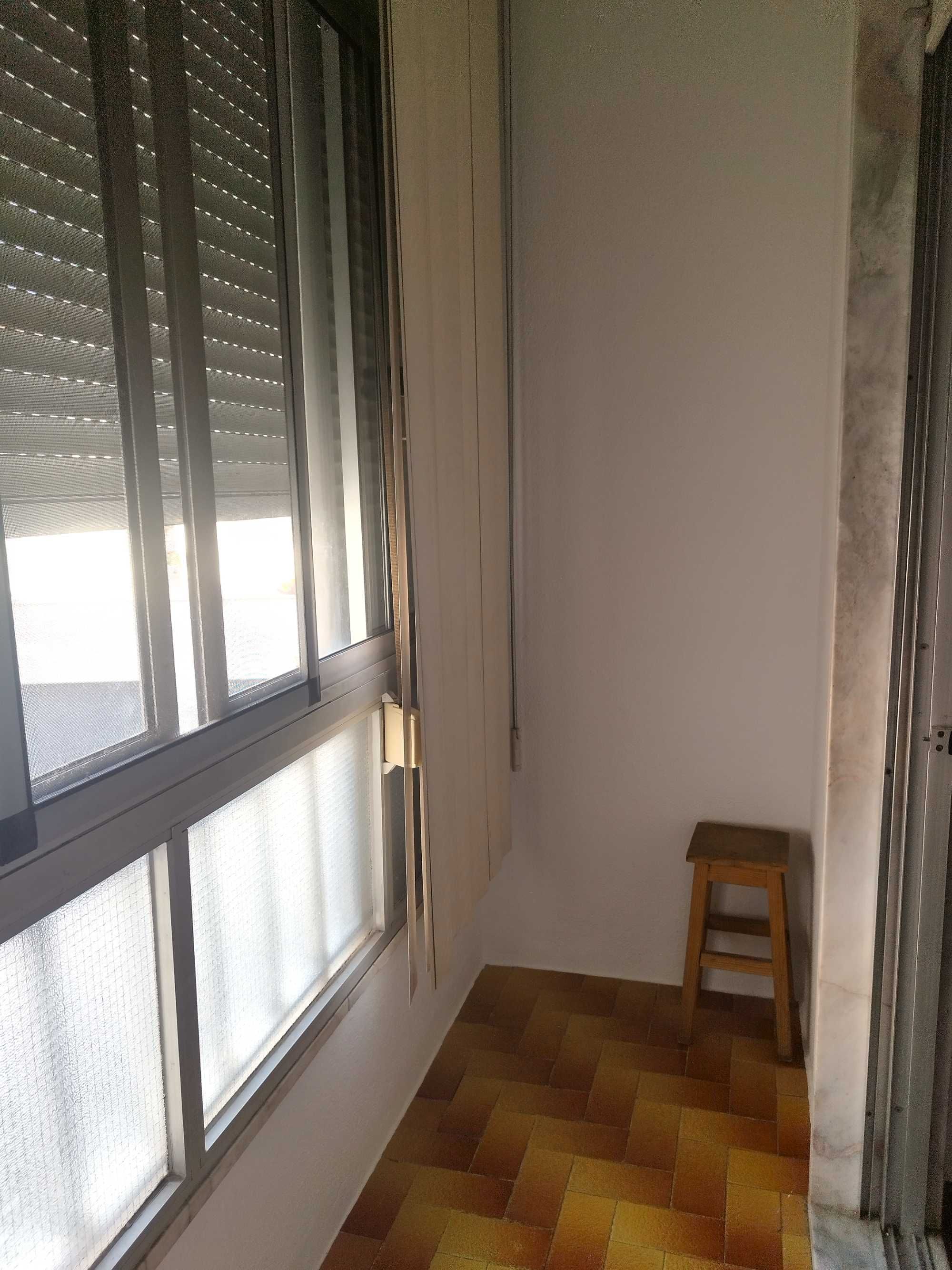 Apartamento T2 Torre da Marinha Junto ao Rio Sul