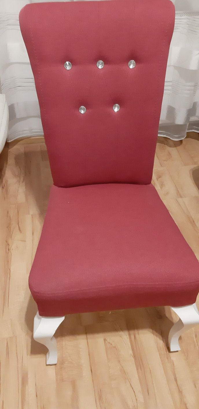 Krzesło z białymi nogami