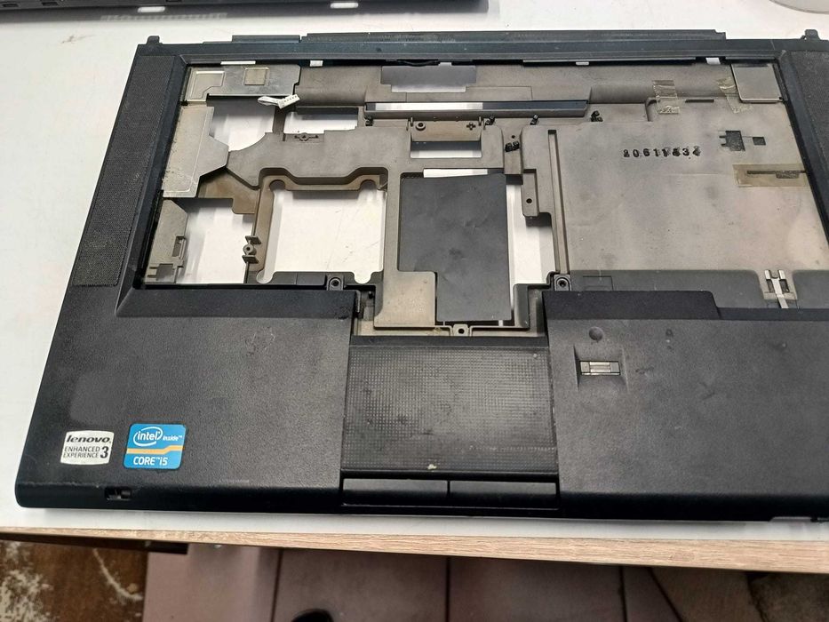 Górna obudowa(Palmrest) z toutchpadem i gniazdem zasilania.Lenovo T430