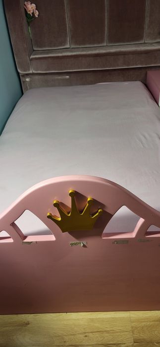 Łóżko dla dziewczynki, zagłówek plus stolik nocny