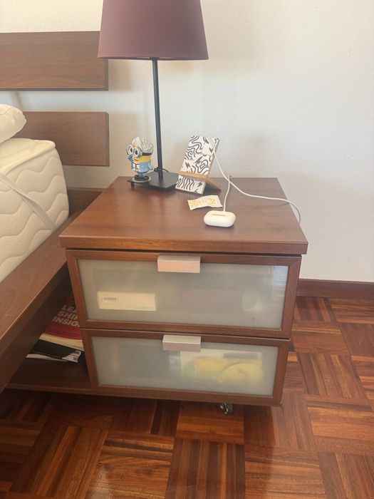 Cama King size e 2 mesas de cabeceira