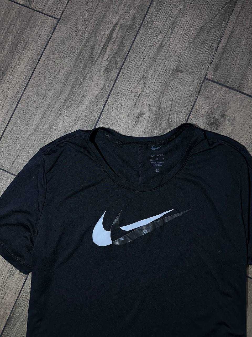 Жіноча спортивна футболка Nike розмір М оригінал