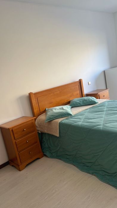 Vende se cama com criados em excelente estado, sem colchão