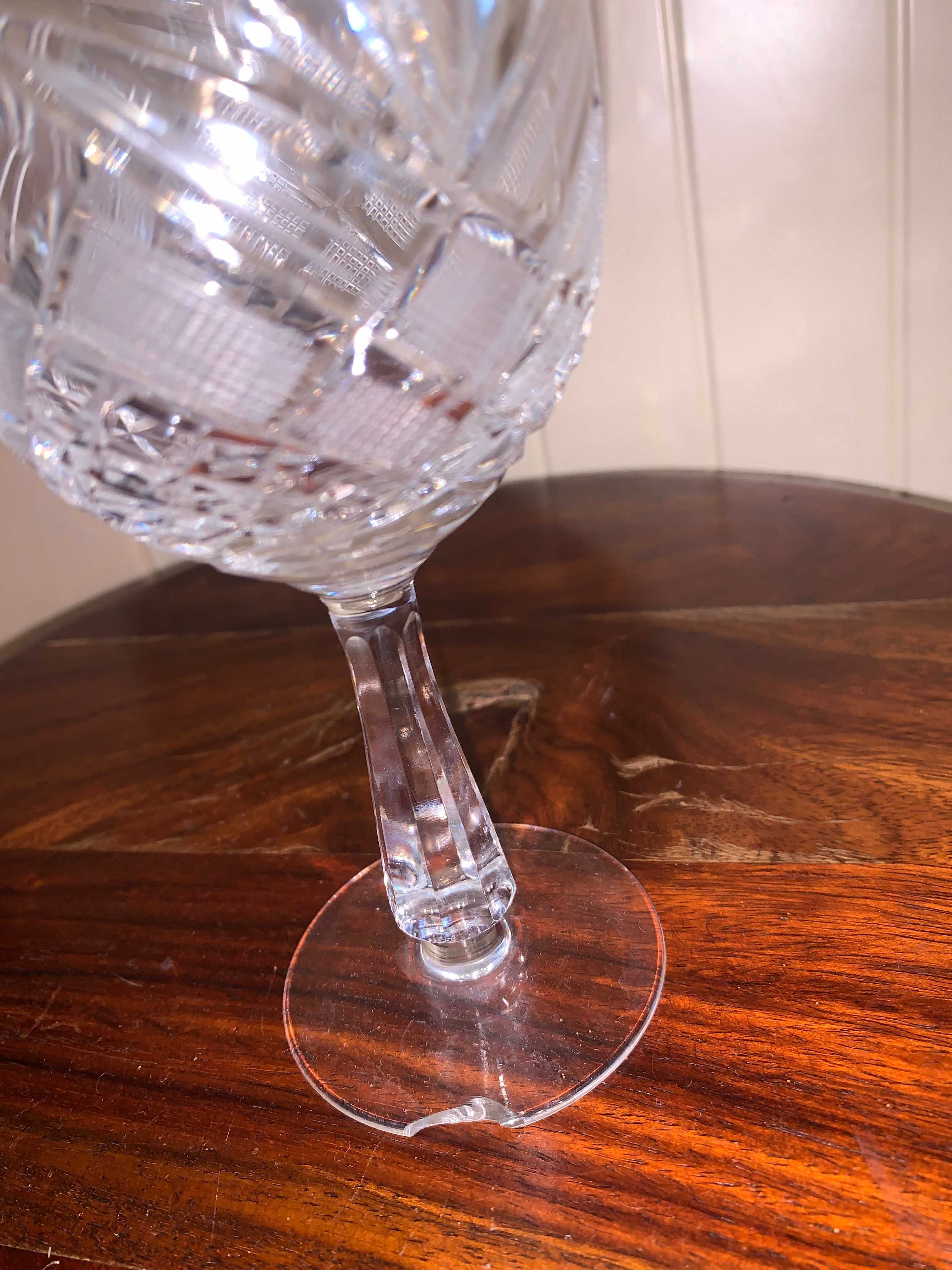 stary kryształowy kieliszek do wina