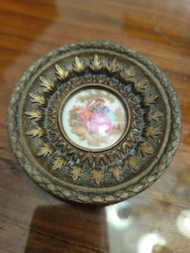 Prato de metal com aplicação de porcelana