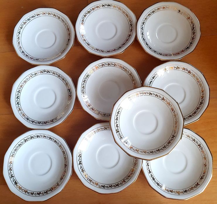 Dez pires de porcelana branca com detalhes em ouro