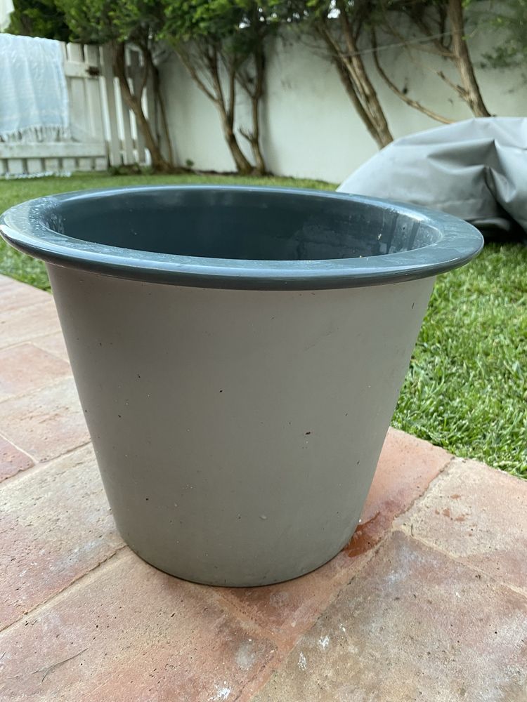 Vaso ceramica em tom cinzento.