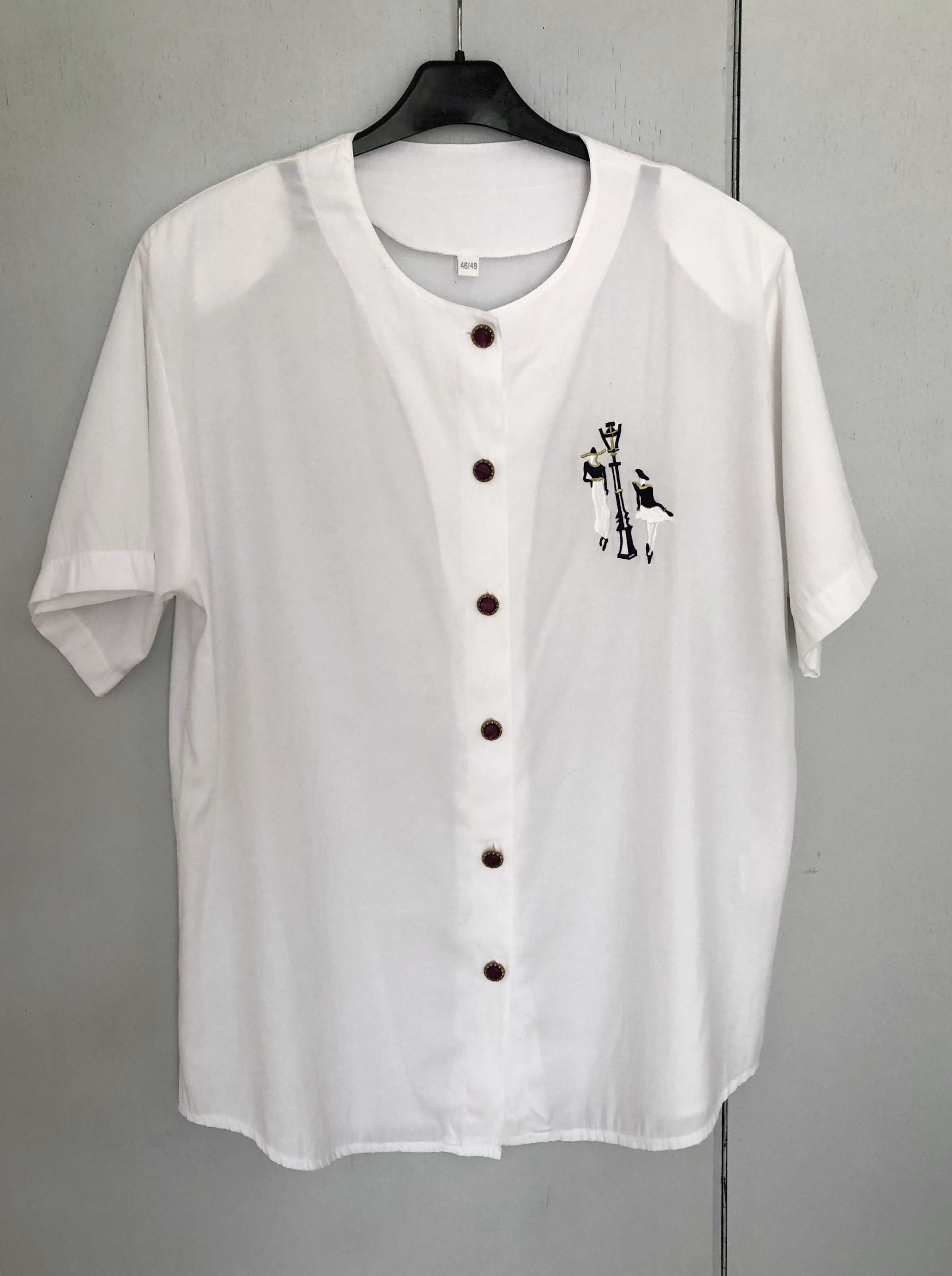 Biała koszula vintage z dekoracyjnym haftem i ozdobnymi guzikami