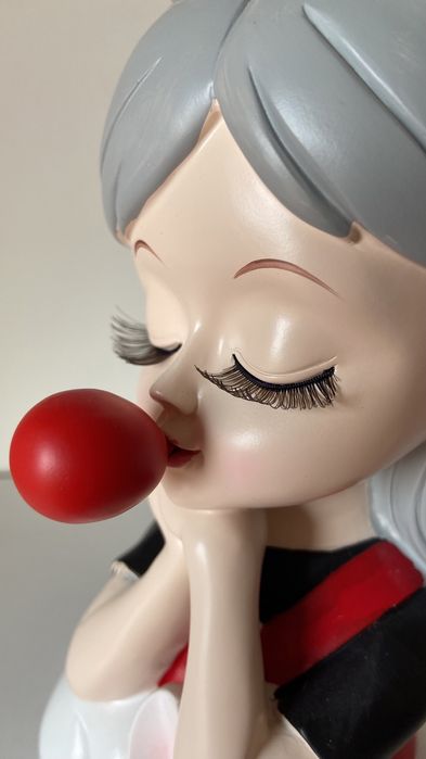 Peça decorativa menina com coelho