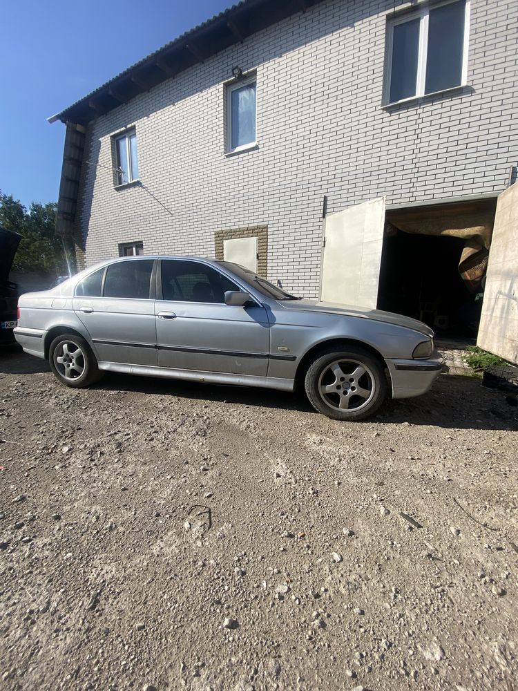 BMW e39 на запчасти или под восстановление