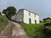 Moradia T1 em Pedra - Ampla Propriedade em Biscoitos, São Jorge, Açore