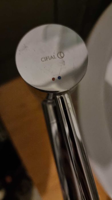 Movel com pia e torneira de wc