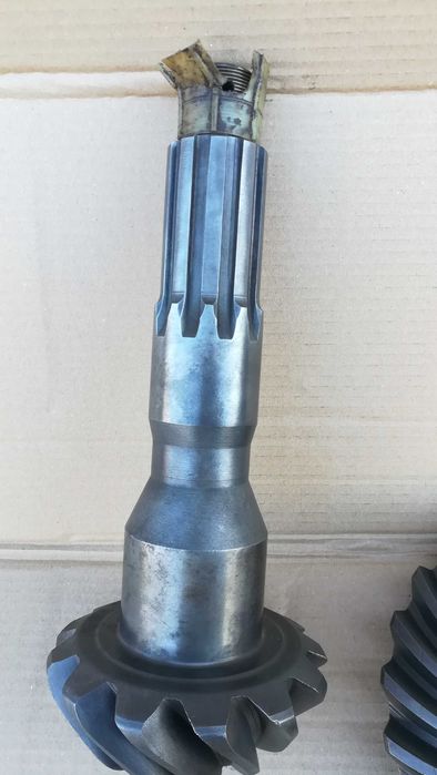 Головна   пара   редуктора  ЗіЛ - 130,  полуосі.