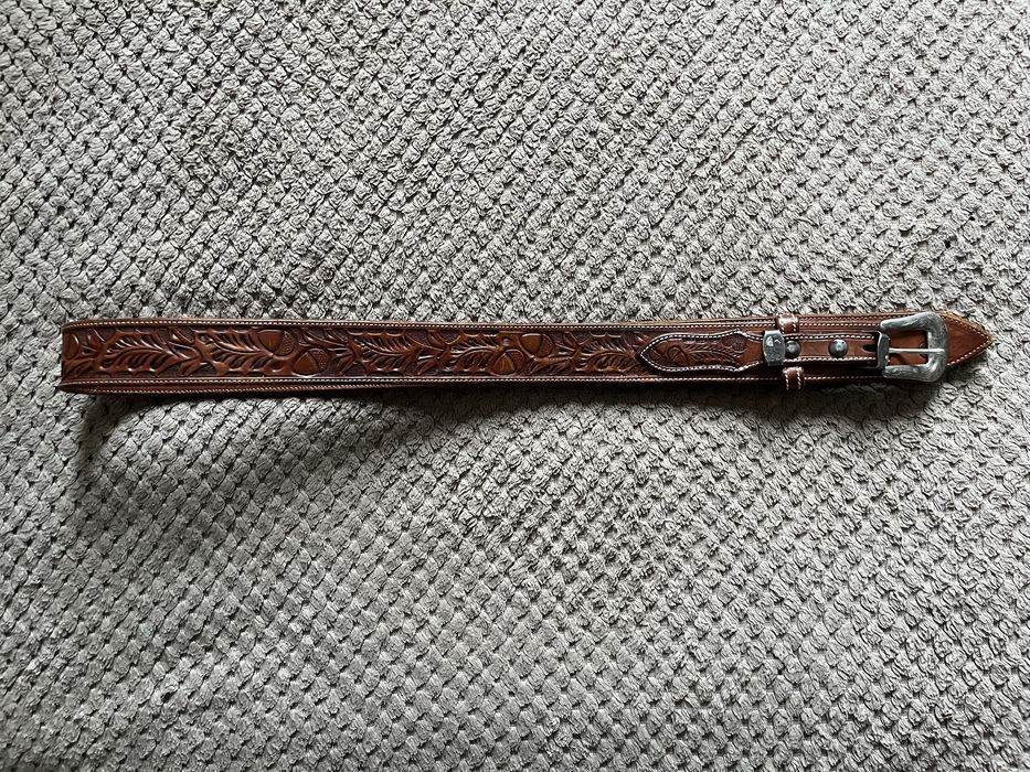 Вінтажний шкіряний ремень серебряную пряжкою.