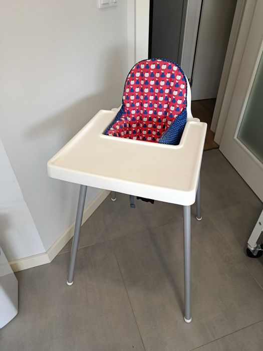 ** Cadeira de refeição + almofada IKEA **