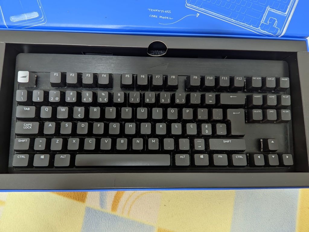 Teclado Mecânico Mountain Everest Core TKL Switch MX Cherry Red