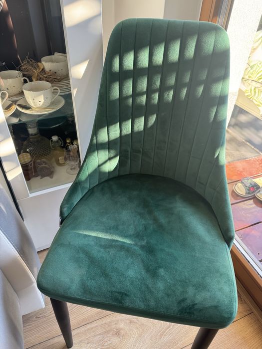 Stolik bialy rozkladany z 4 welurowymi krzesłami