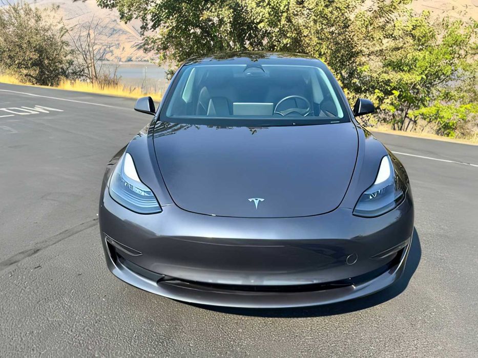 Tesla Model 3      2023