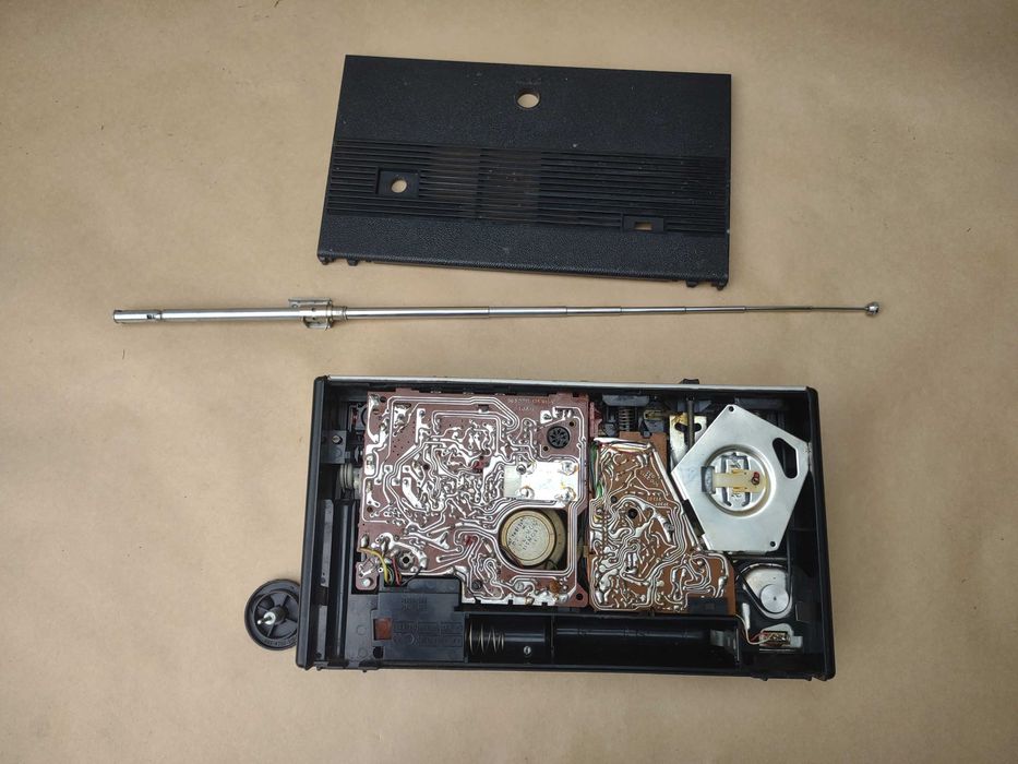 Radiomagnetofon MK 2500 . Uszk.
