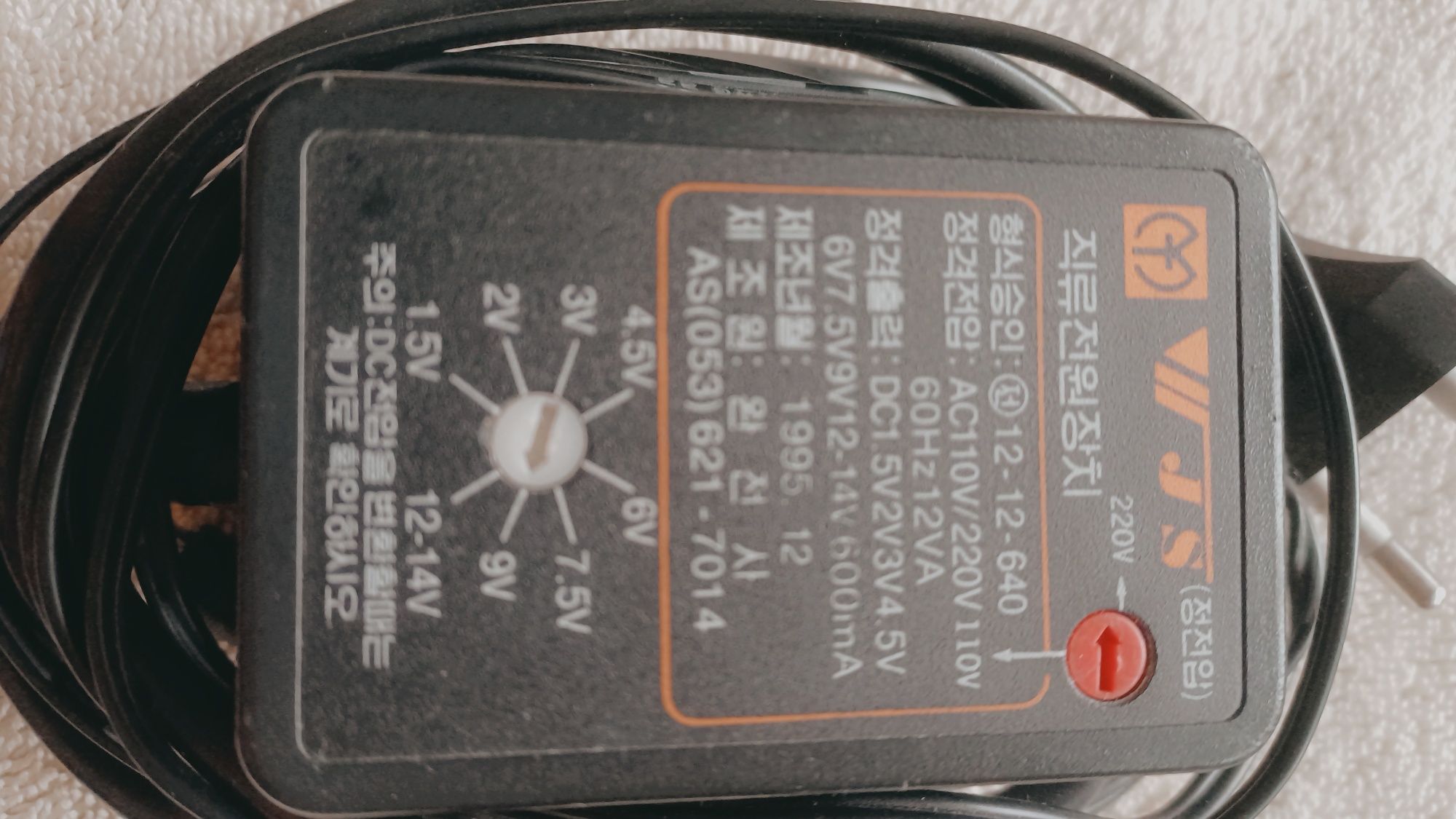 AC-DC adaptor 110-220V.  Выход: 1.5- 14V