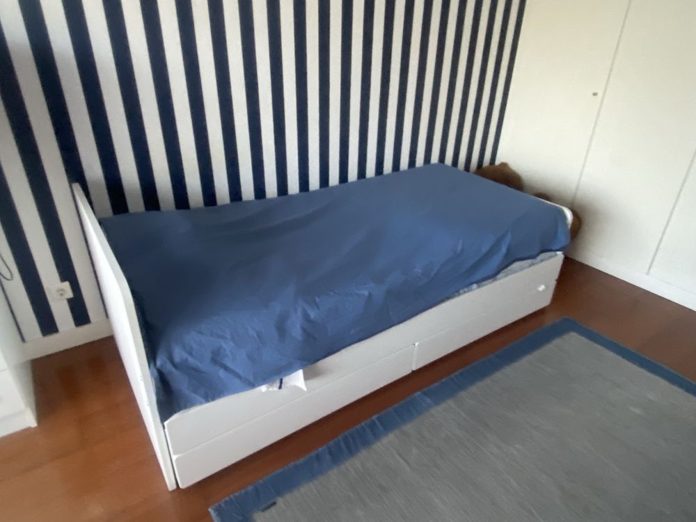 Cama de solteiro com arrumacao