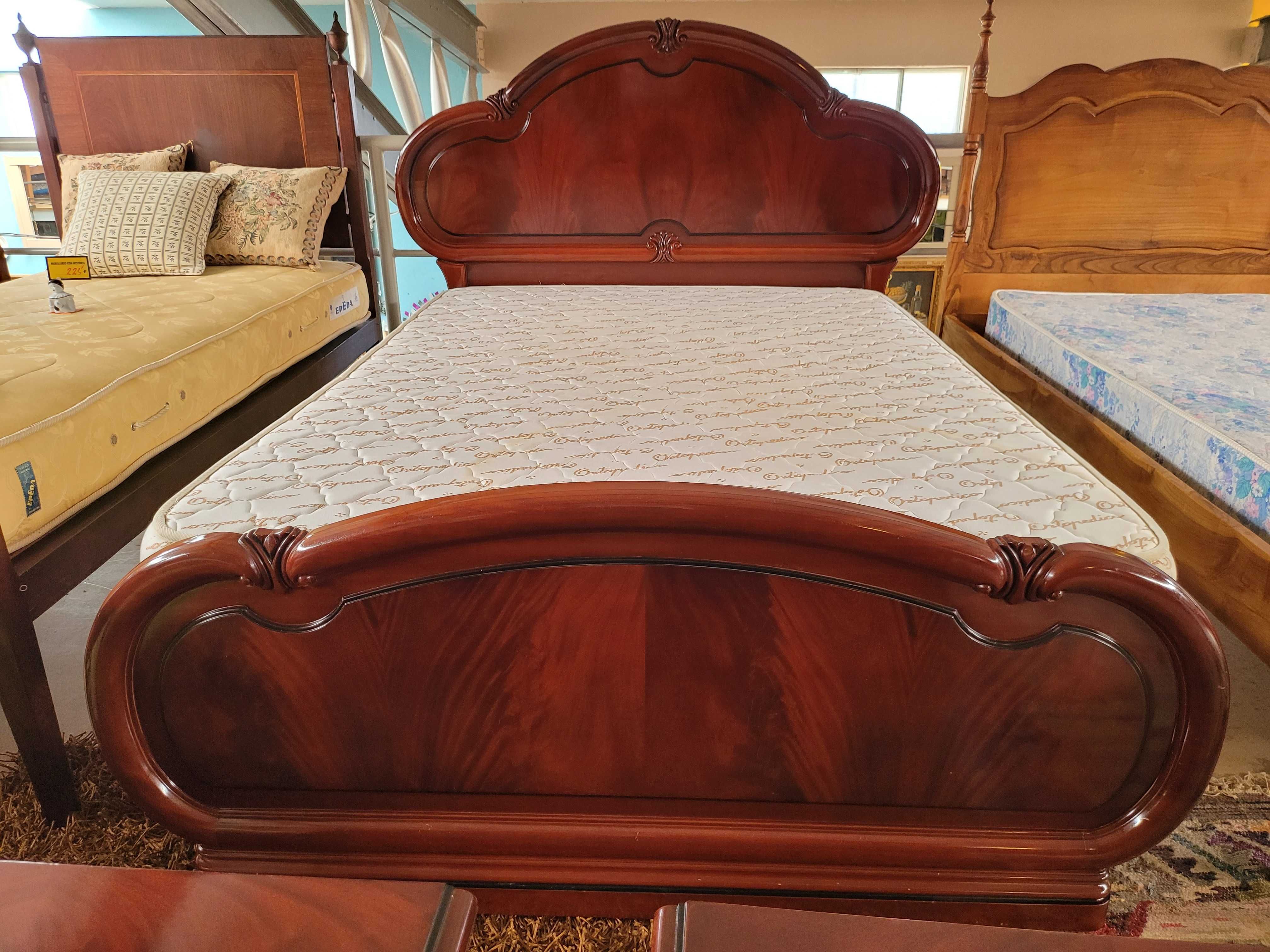 Excelente cama com estrado e colchão - Tudo em ópt