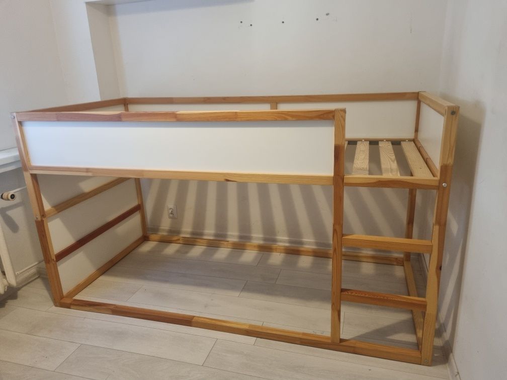 Łóżko Kura ikea z materacem i baldachimem